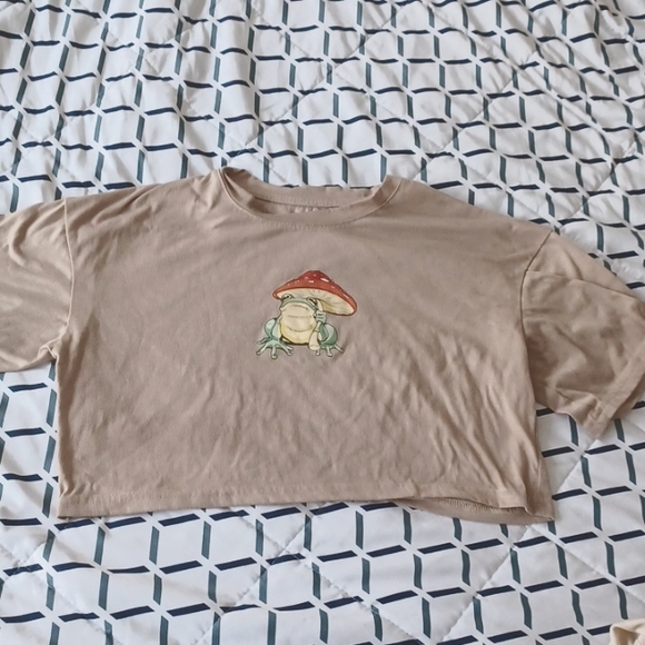 Cropped Mushroom frog T shirt from shein in a brown shade! It is size S in women - Picture 1 of 3